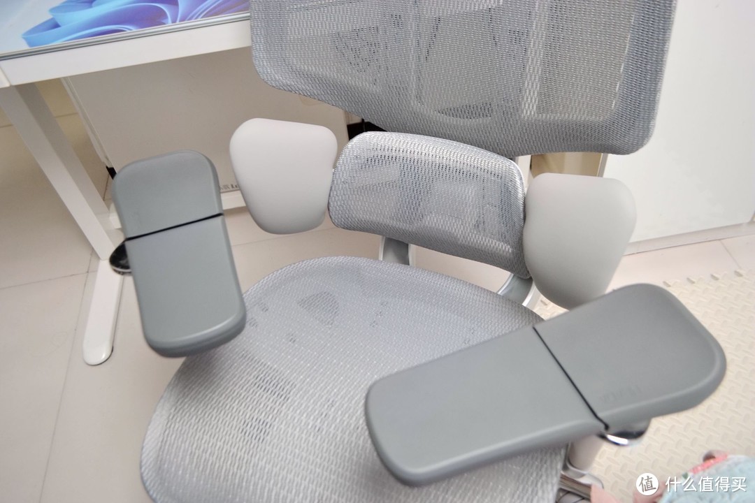 2023年人体工学椅怎么选？可以随着坐姿托起腰肩的椅子，值友们都来看看这把新入手的黑白调E3人体工学椅
