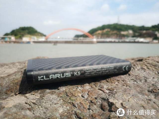 小体积大容量关键还防水：凯瑞兹K5碳纤维轻便防水充电宝