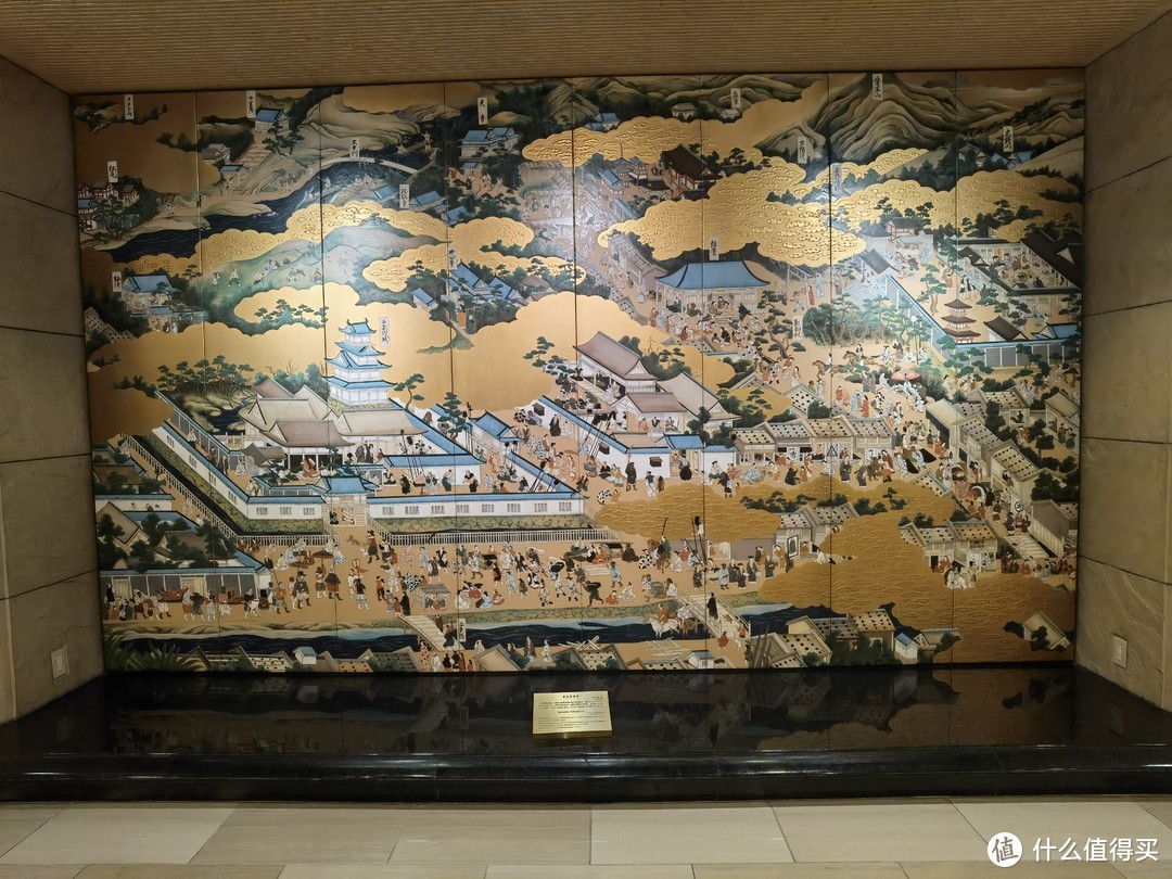 入口的正对面则是有一幅画，画中是以二条城为中古代京都的人们生活在二条城的情景图