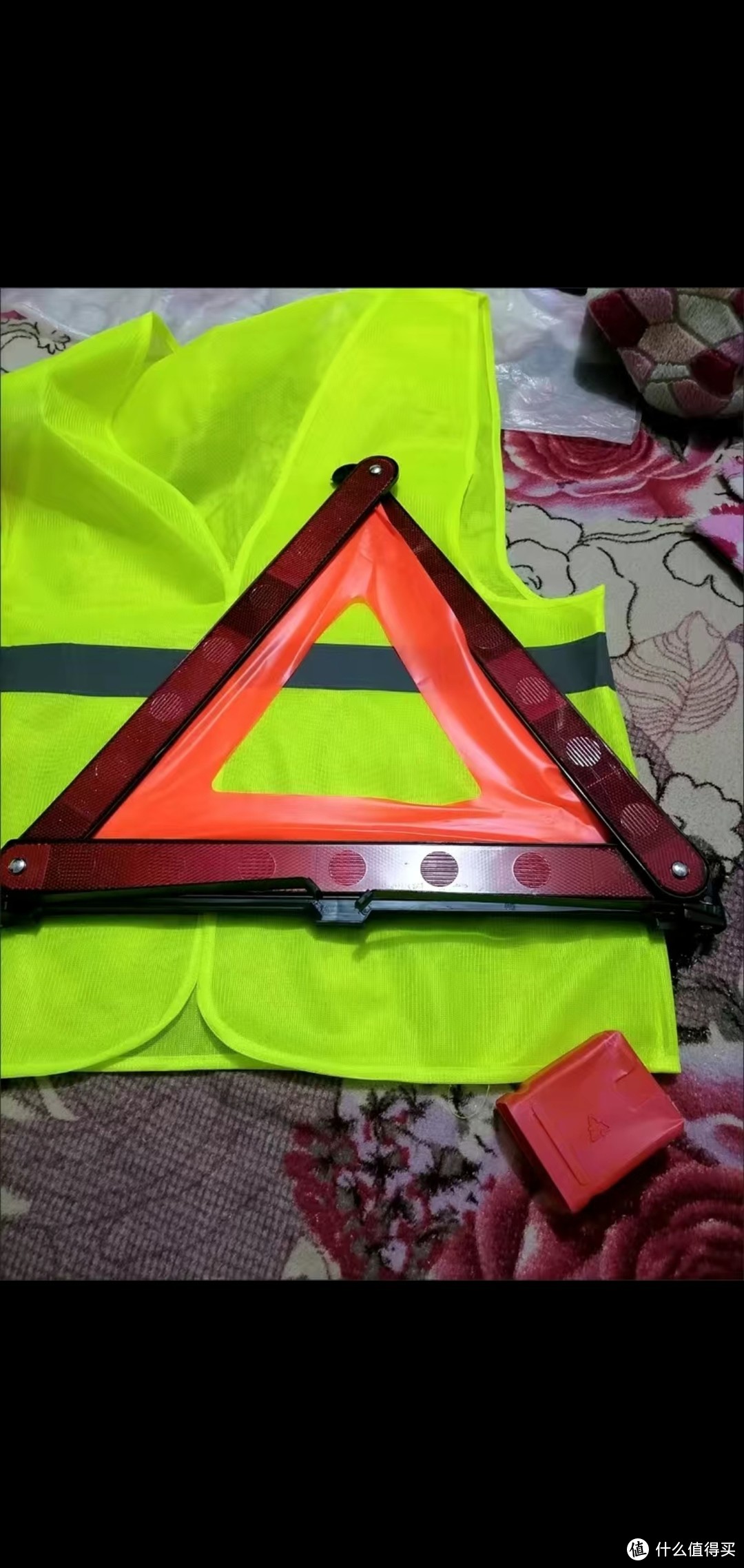 汽车停车警示三角架是一款非常实用的汽车安全用品，在道路紧急情况下发挥着重要作用。