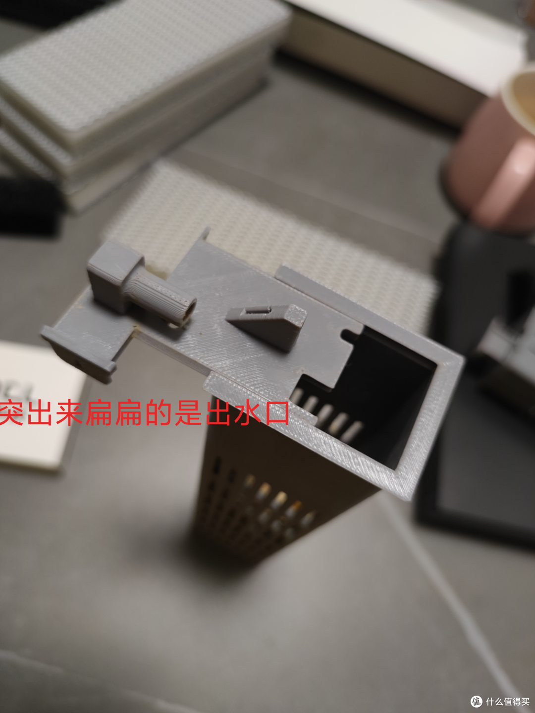 这个水泵怼进去,通过扁扁的出水口通出鱼缸