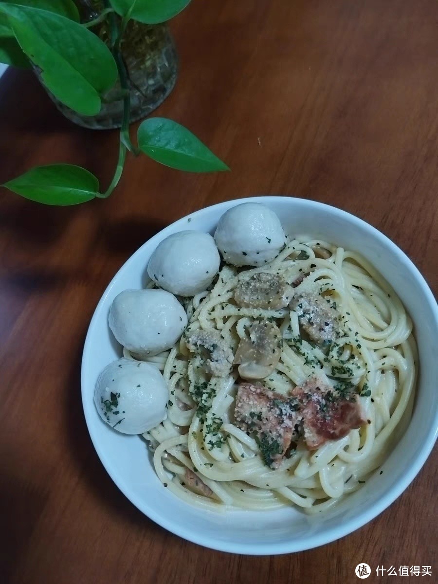 🍝嗜好美食，探索美味？那么你一定不能错过这款奶油培根蘑菇意大利面！