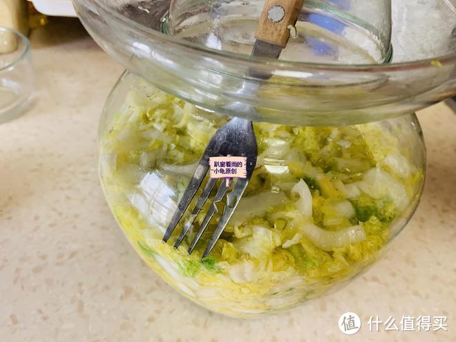 在家腌酸菜，只需用盐，无其他添加，简单几步就完成，酸香脆爽，味正好吃