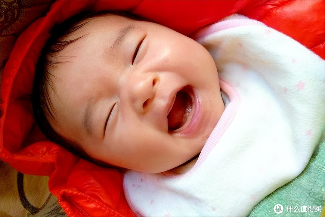 宝宝睡觉3种表现，暗示大脑发育好，这些小动作则是身体异常信号