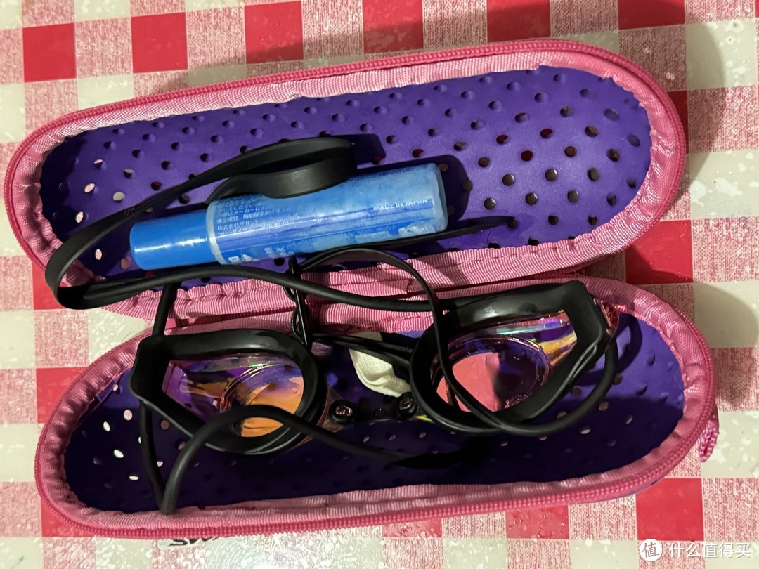 SWANS 轻量透气眼镜盒：游泳爱好者的护眼神器