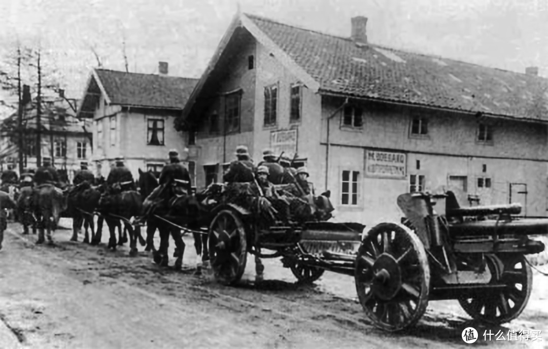 战争初期，装甲部队打出了闪电战的赫赫威名，可慢腾腾的步兵部队依然需要挽马牵引重武器。