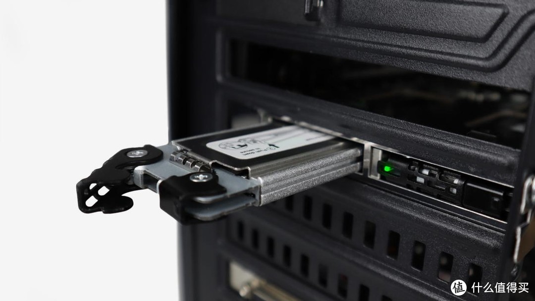 高速转换，储存进化——M.2 NVMe SSD转PCIe插槽硬盘抽取盒