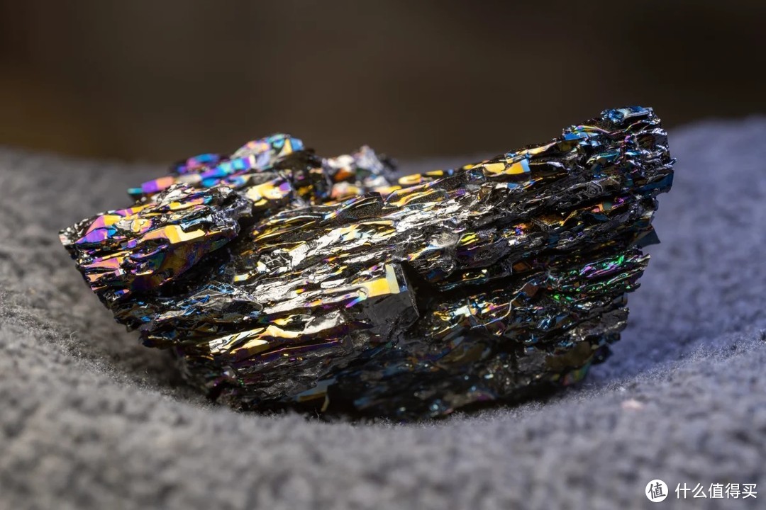 天然水晶原石摆件：彩色宝石的神秘魅力与稀有矿物岩石矿石标本套盒礼盒的珍贵价值