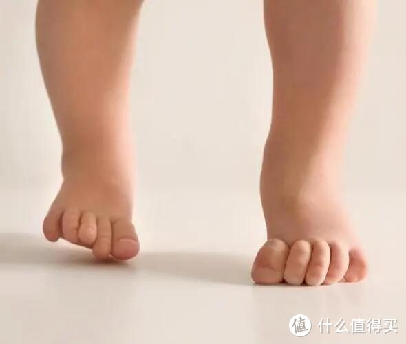 宝宝不穿袜子更聪明？宝宝穿与不穿袜子，3年后，差别可大了