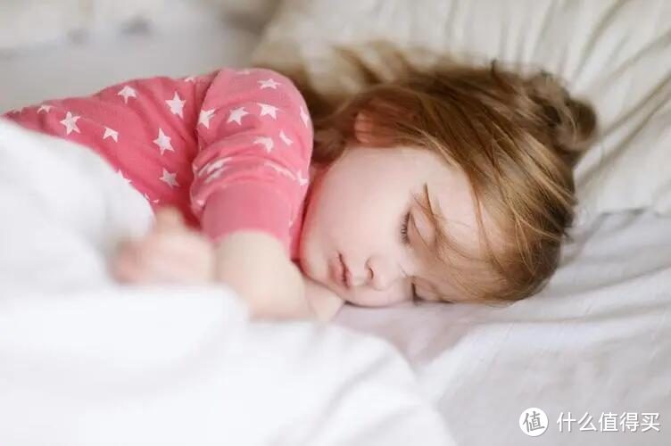 宝宝睡觉时为什么满头大汗，缺钙？告诉你宝宝每天需要的钙是多少
