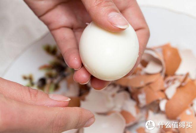 煮熟的鸡蛋不好剥皮怎么办？3个小技巧，快速去壳！