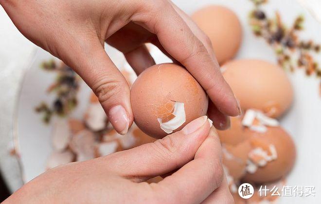 煮熟的鸡蛋不好剥皮怎么办？3个小技巧，快速去壳！