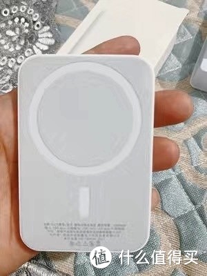 苹果磁吸充电宝：轻巧便携，高效充电的实用之选