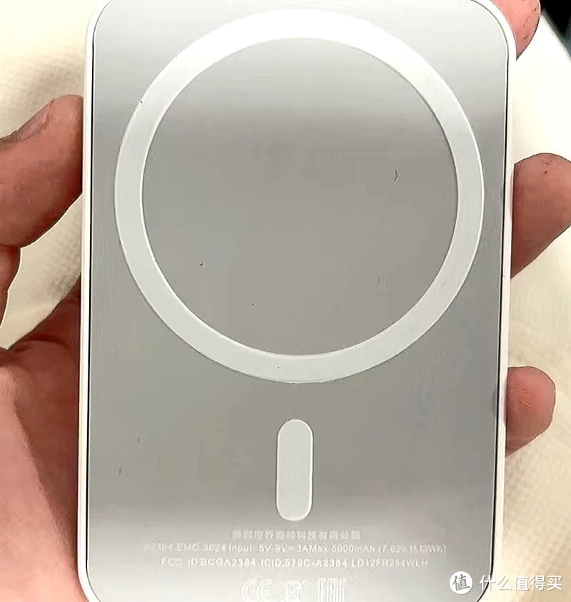 苹果磁吸充电宝：轻巧便携，高效充电的实用之选