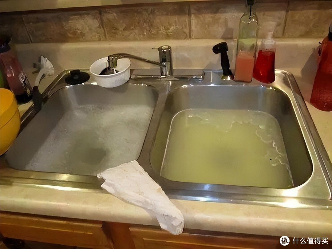 洗碗池下水“越来越慢”，别用热水冲，办法简单，不用多花钱