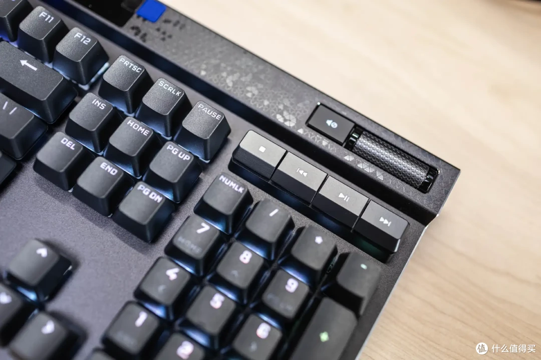 键盘外观上延续了k70系列一贯的设计风格,全尺寸的键位布局搭配悬浮式