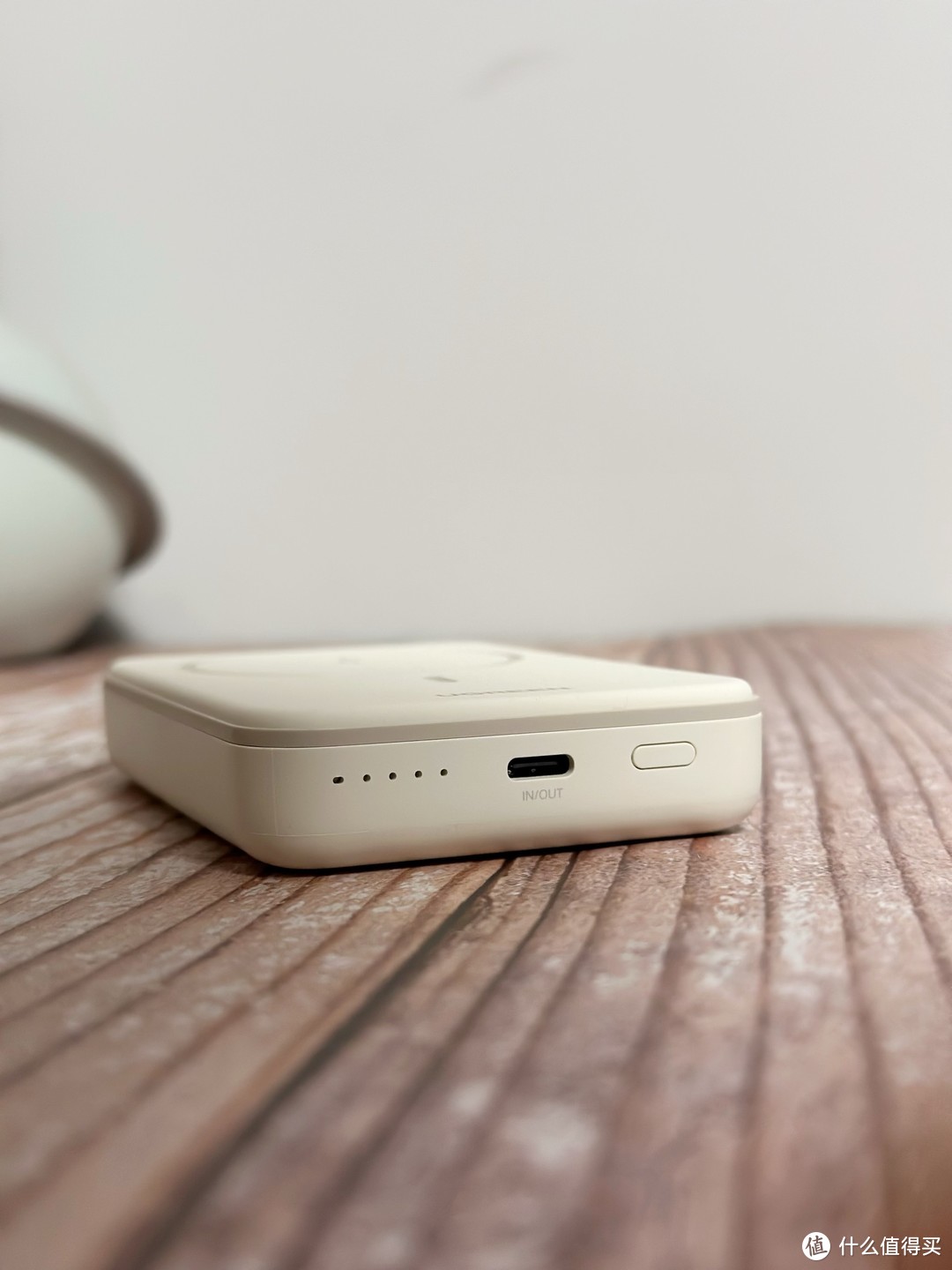 一贴唤醒，即刻充电，更适合苹果手机用户的绿联磁吸充电宝。