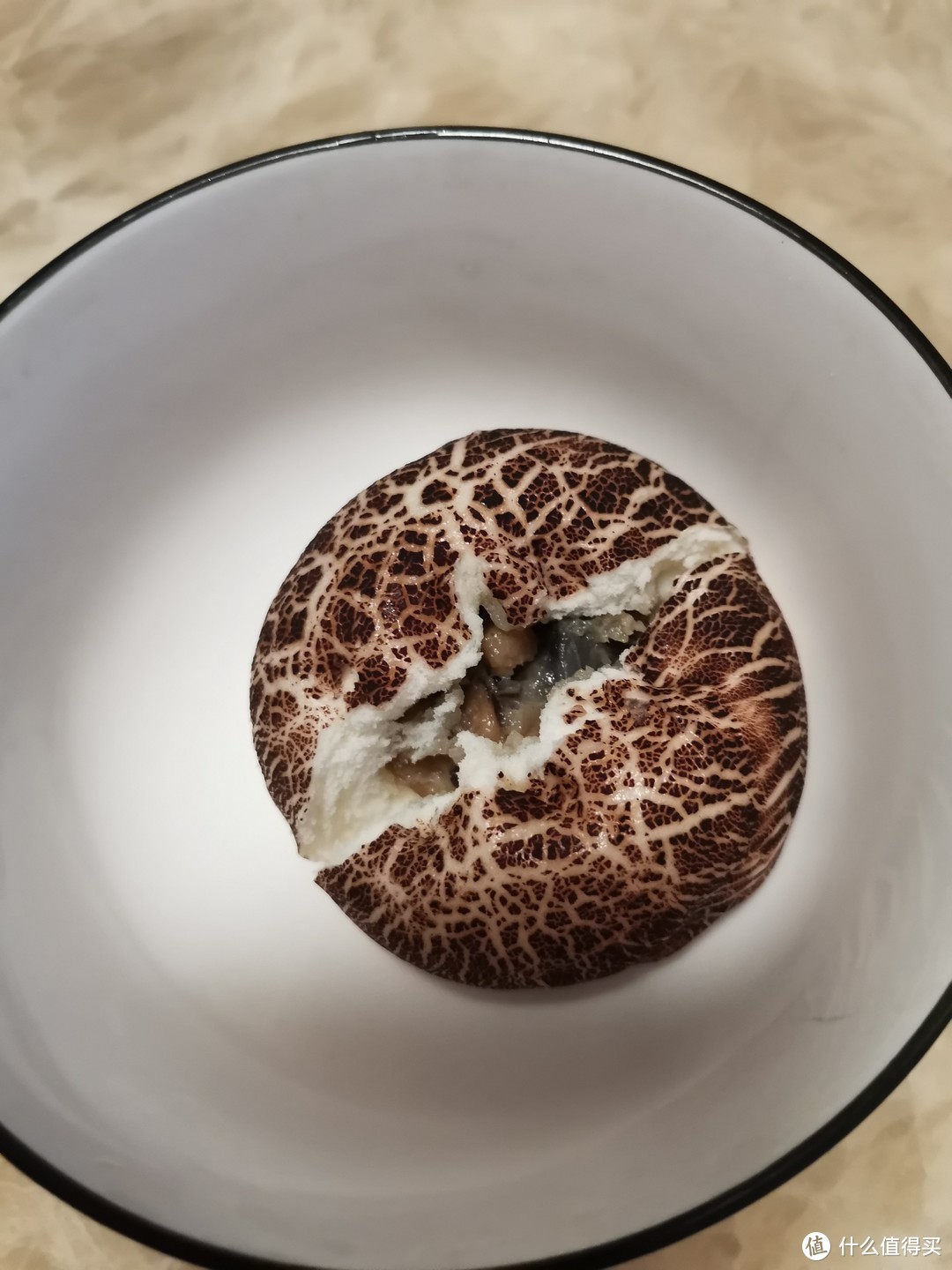 广州酒家美食测评①：鸡肉蘑菇包，蘑菇和鸡肉粒粒可见，这才叫真材实料、内馅儿扎实。