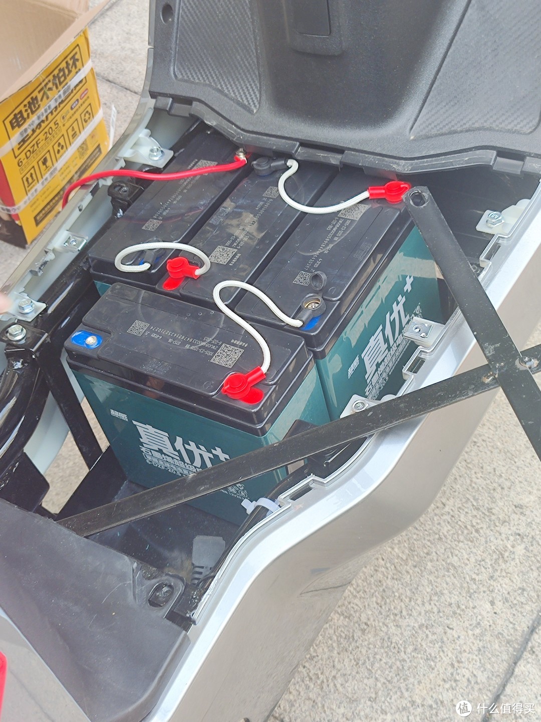 给自己心爱的电动车以旧换新买个新的电池组，自己动手换上去。