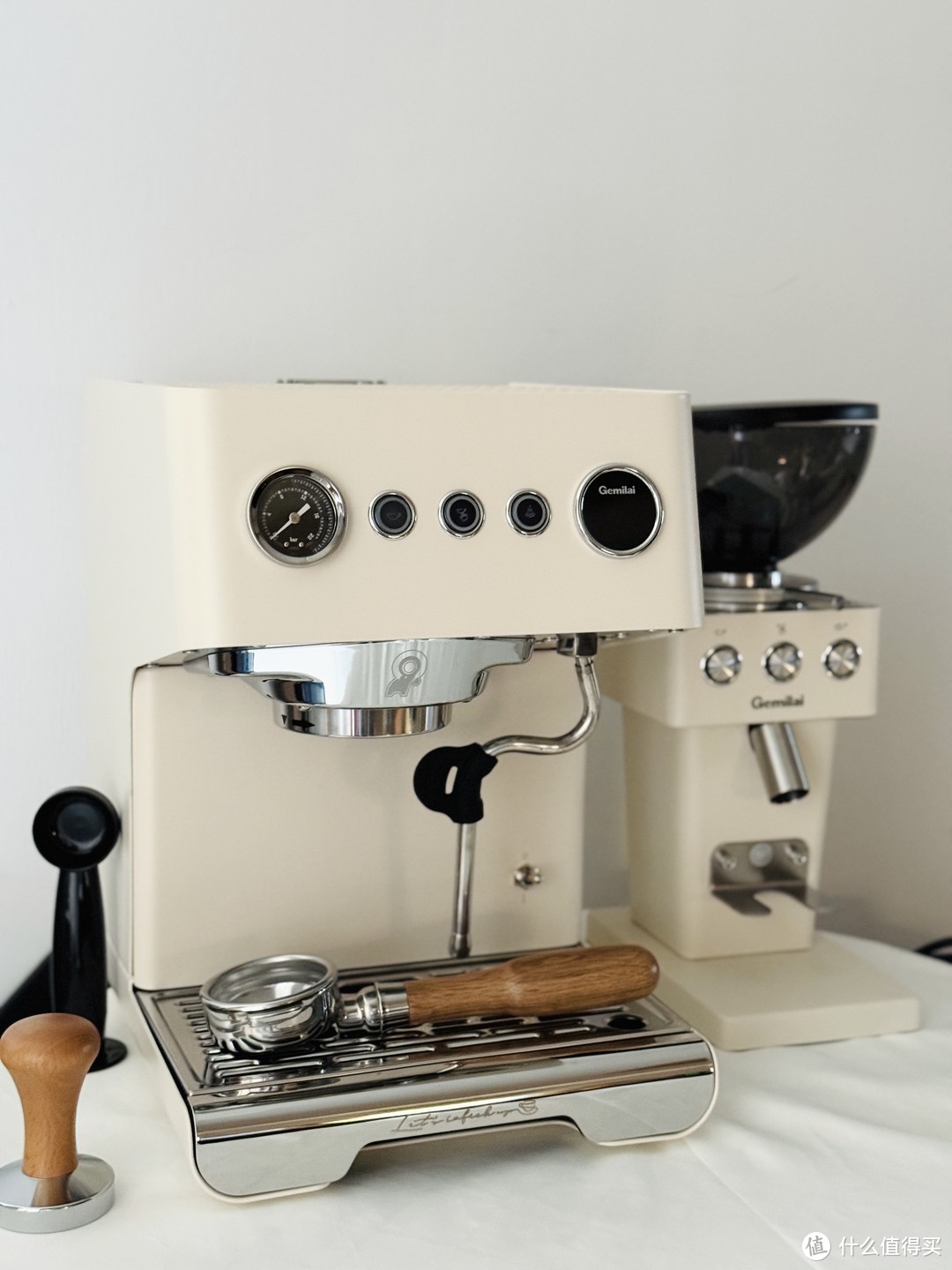 左:格米莱云象 3028 咖啡机; 右:格米莱 9015 磨豆机(不建议使用白色桌布)