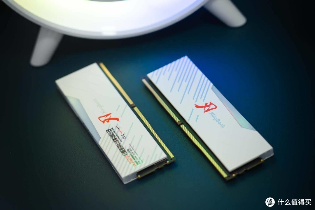金百达白刃DDR5 6800MHz灯条超频到8200MHz，这一波赚了