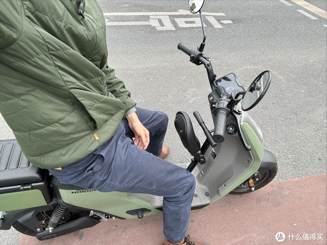 特地穿牛油果绿外套配牛油果绿电动车