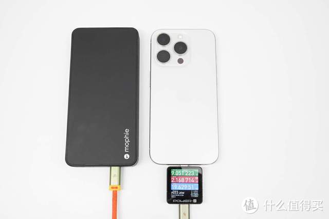 iPhone 15 Pro 尺寸设计，边充边放更自在，mophie powerstation plus 移动电源评测