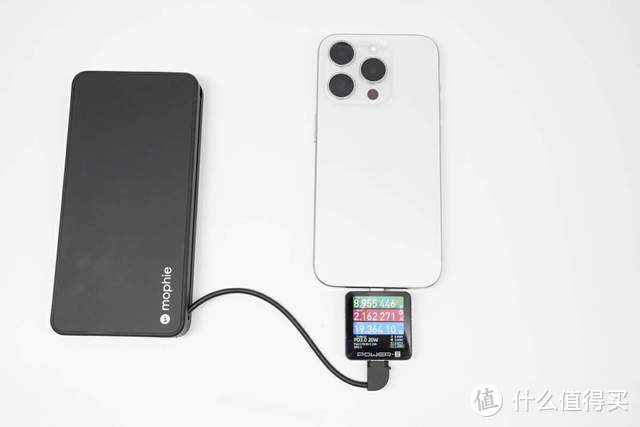 iPhone 15 Pro 尺寸设计，边充边放更自在，mophie powerstation plus 移动电源评测