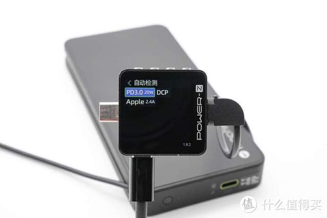 iPhone 15 Pro 尺寸设计，边充边放更自在，mophie powerstation plus 移动电源评测