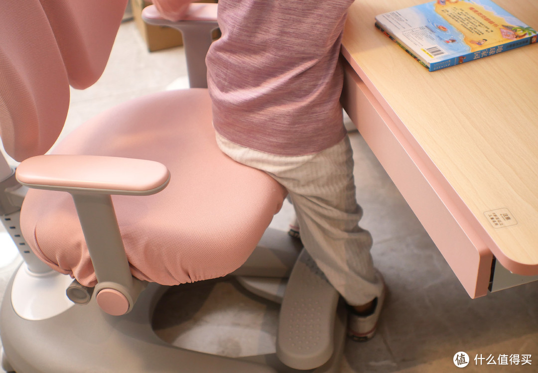 给小孩一个上清华、北大的理由——爱果乐实用学习桌椅套装分享