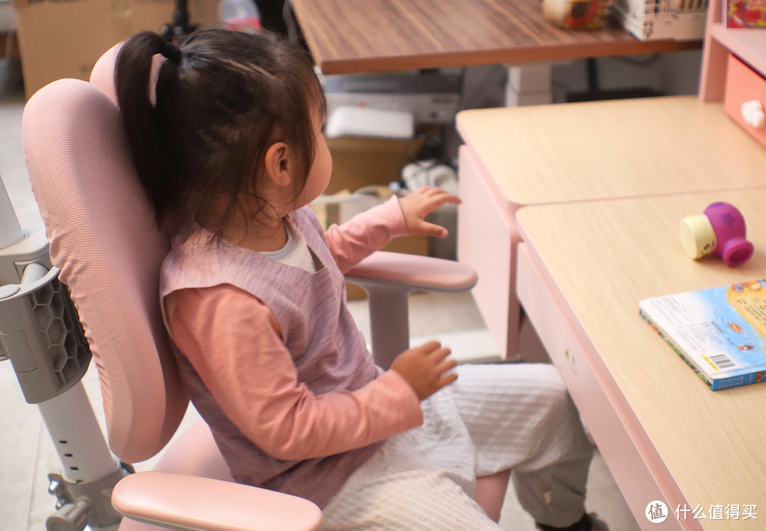 给小孩一个上清华、北大的理由——爱果乐实用学习桌椅套装分享