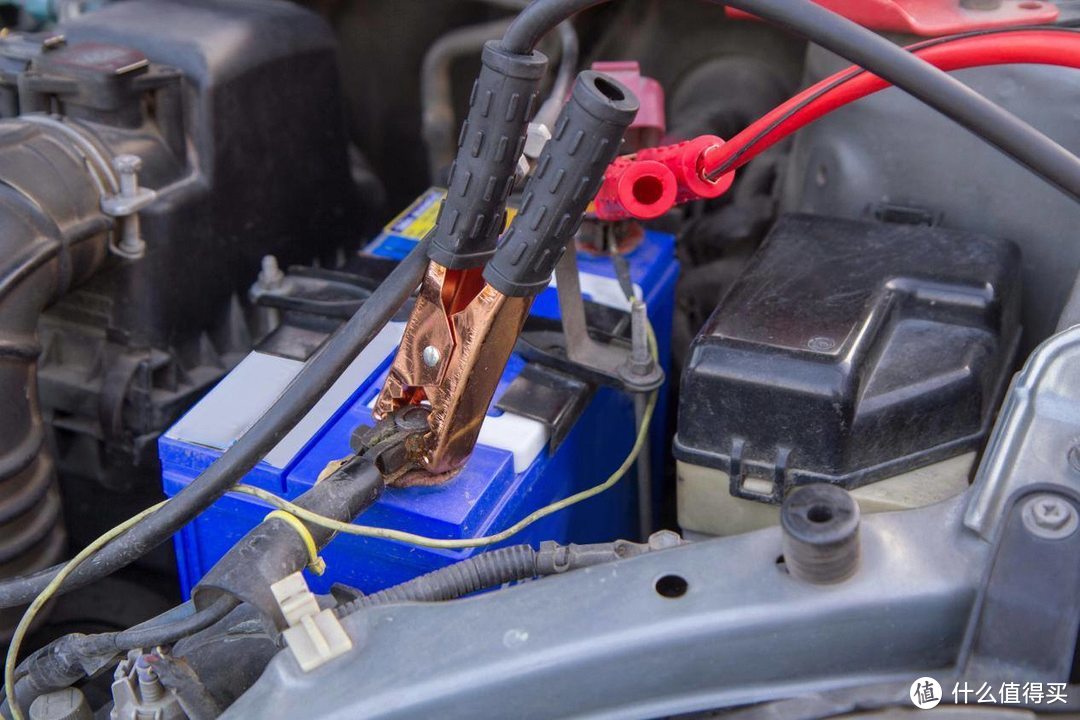 买车要认准电池，铅酸蓄电池容易趴窝，选错了就耗时耗力耗钱