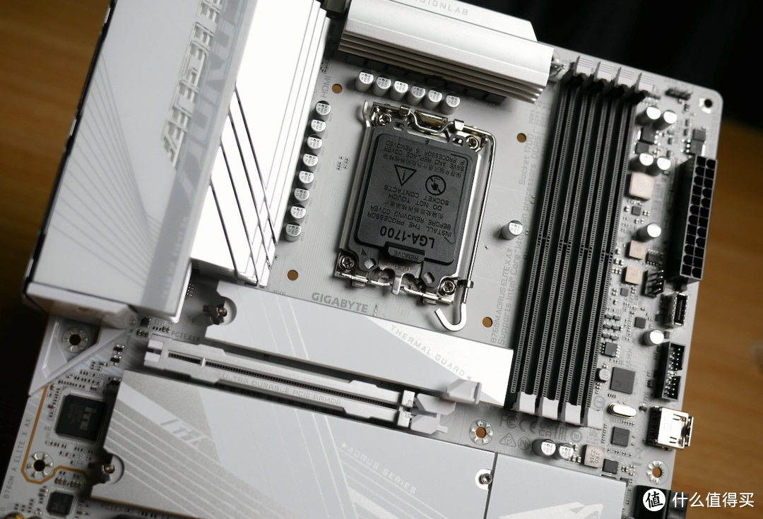 技嘉B760M AORUS ELITE X AX，纯白PCB，白色装机方案首选
