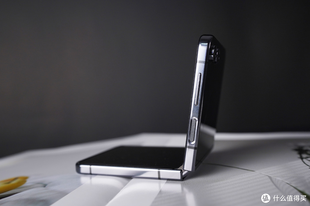 三星Galaxy Z Flip5评测：不吹不黑，小折叠里唯一的性能霸主