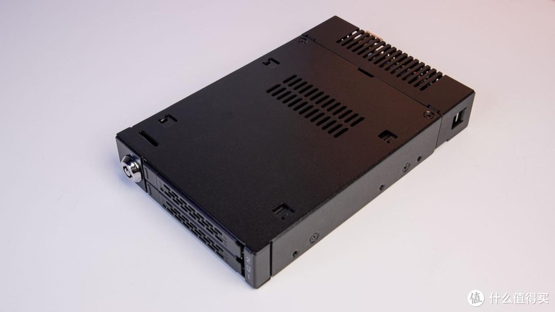 【开箱简测】卓越性能，便捷储存——ICY DOCK MB834VK-B V2，M.2 NVMe SSD转3.5英寸内接式硬盘抽取盒