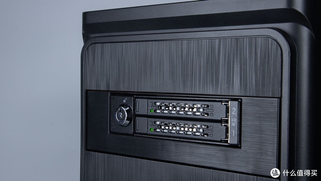 【开箱简测】卓越性能，便捷储存——ICY DOCK MB834VK-B V2，M.2 NVMe SSD转3.5英寸内接式硬盘抽取盒