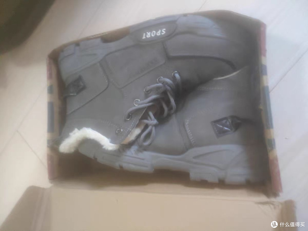 选择李宁品牌的东北大棉鞋，温暖度过寒冷冬季。