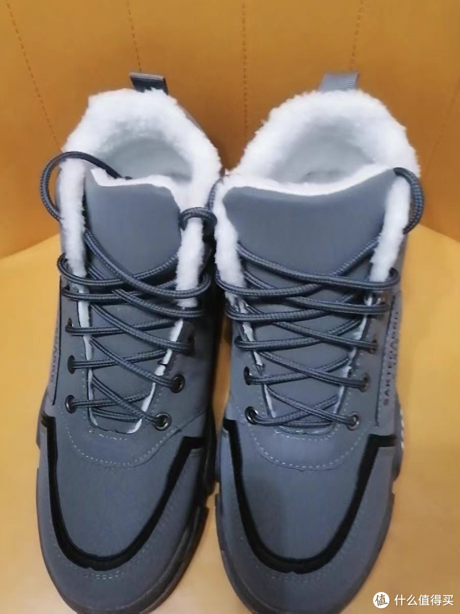 选择李宁品牌的东北大棉鞋，温暖度过寒冷冬季。
