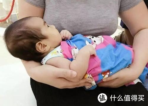 刚吃完母乳就吃手，宝宝是没吃饱？不一定，可能和大脑发育有关