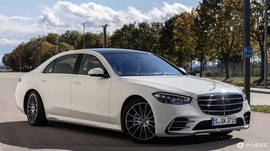 魔幻的奔驰旗舰:燃油s级一车难求,电动s级降价40万没人要?