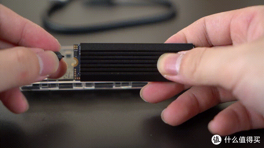 给你的高速固态硬盘配个“移动空调房”吧-奥睿科J-20固态硬盘+USB4涡扇硬盘盒评测