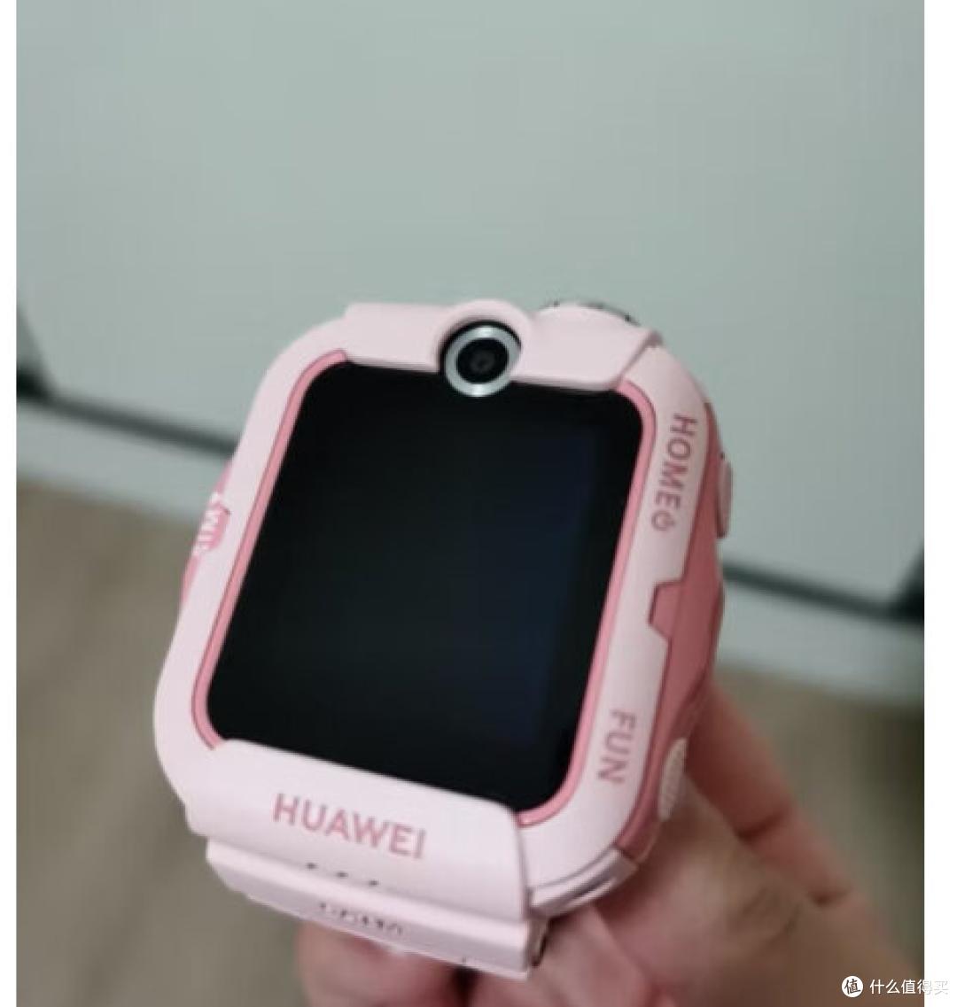 华为儿童手表4x正面的摄像头是一颗500万像素的广角镜头,旁边的也是