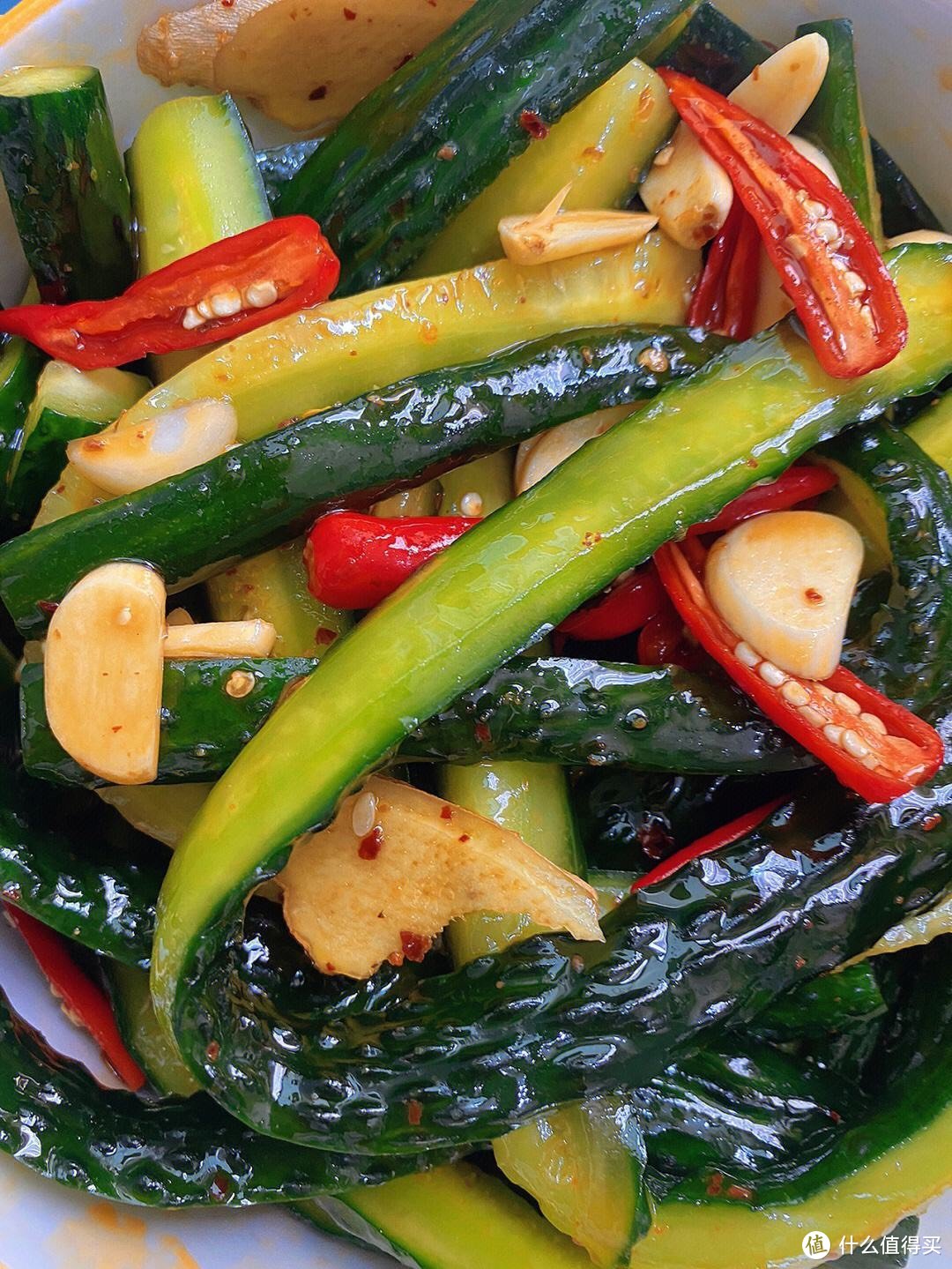 「酸辣黄瓜」:炎炎夏日里的一道清爽美食，让你胃口大开！