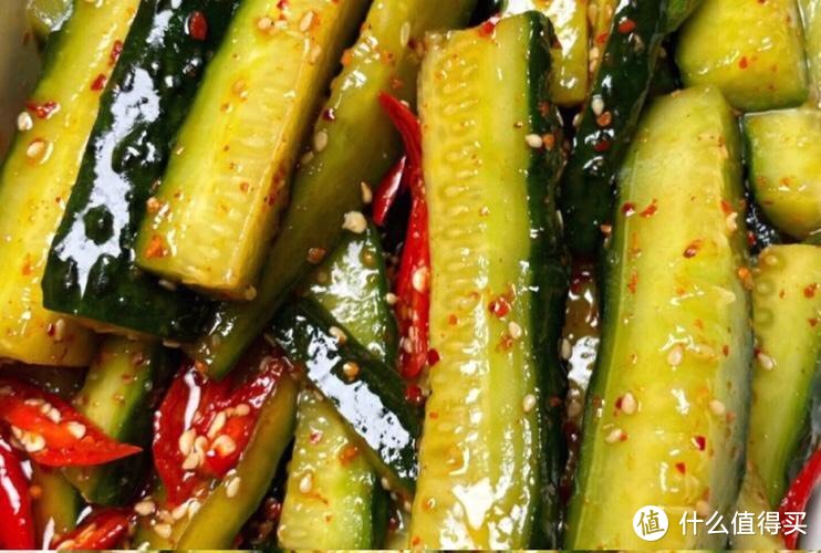 「酸辣黄瓜」:炎炎夏日里的一道清爽美食，让你胃口大开！
