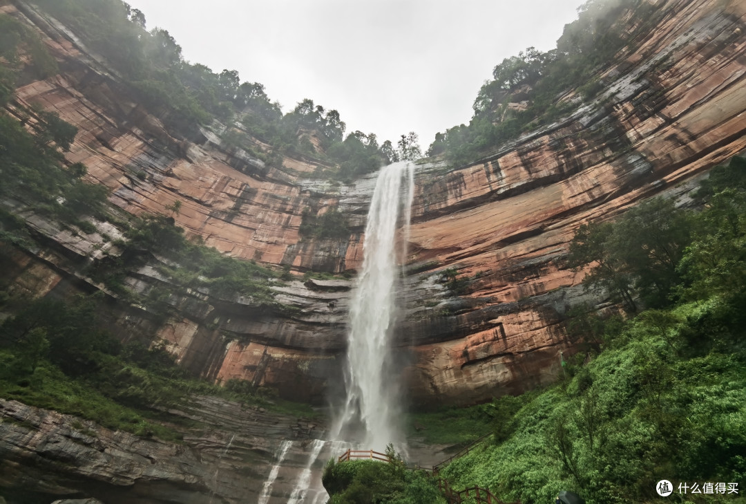 壮阔的佛光岩与瀑布.