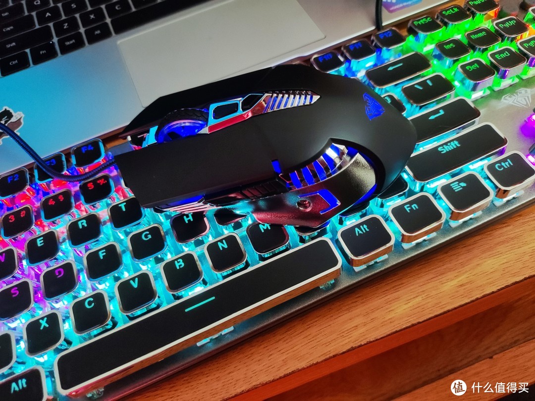 狼蛛T500机械键盘鼠标套装，灯光十分炫酷，手感很不错