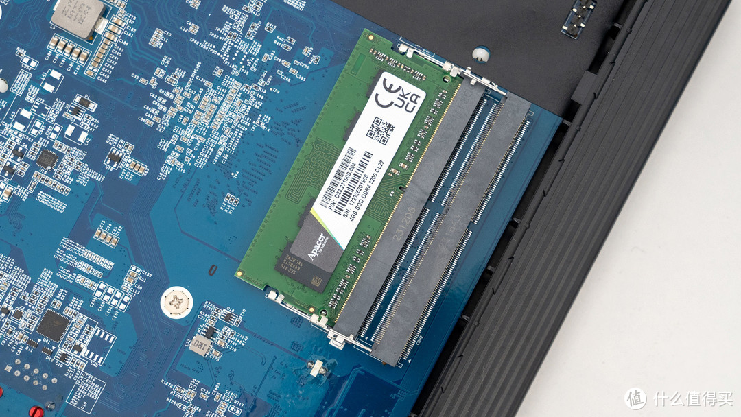 可以插满6张4TB 固态硬盘的华硕 FS6706T 全闪存NAS 会是未来最佳私有云解决方案吗？