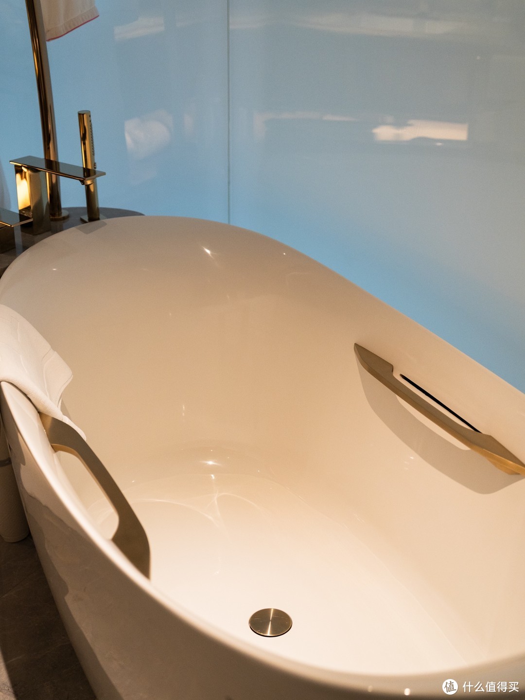 浴缸的造型非常符合人体工程学设计，很舒服！