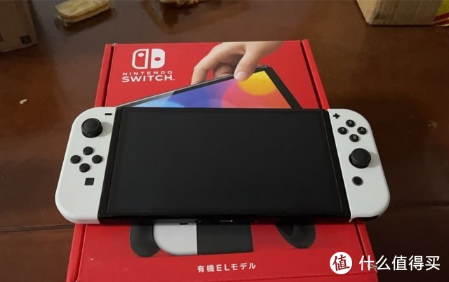 任天堂 Switch OLED游戏机评测：更大、更好的显示屏和出色的支架