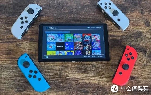 任天堂 Switch OLED游戏机评测：更大、更好的显示屏和出色的支架